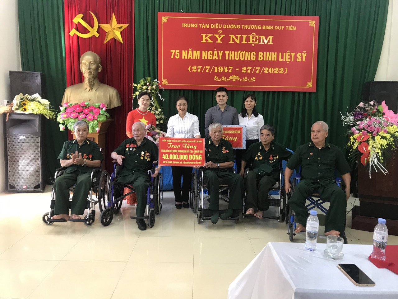 Đại sứ Nguyễn Phương Nga - Chủ tịch Liên hiệp các tổ chức hữu nghị Việt Nam tặng quà cho 