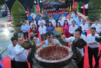 Hàng ngàn Đoàn viên thanh niên Cần Thơ đồng loạt thắp nến tri ân