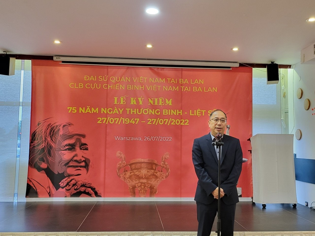 Đại sứ Việt Nam tại Ba Lan Nguyễn Hùng phát biểu tại buổi lễ.