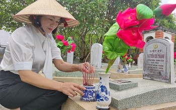 Chuyện cảm động về những nữ thạc sĩ, cử nhân trên nghĩa trang liệt sỹ Việt - Lào