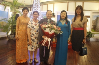 Bà Nguyễn Thị Kim Tiến nhận Huân chương Bắc đẩu Bội tinh lần thứ hai