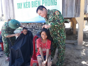 Cắt tóc miễn phí cho người già, trẻ em ở bản La Lay A Sói, tỉnh Salavan (Lào)
