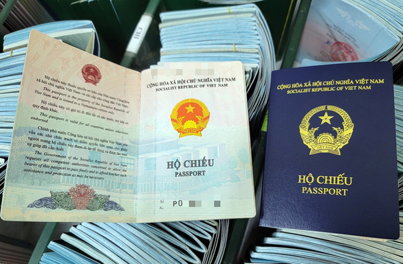 Hộ chiếu phổ thông mẫu mới của Việt Nam còn được gọi là hộ chiếu xanh tím than để phân biệt với hộ chiếu phổ thông mẫu cũ - Ảnh: Cổng thông tin điện tử Chính phủ