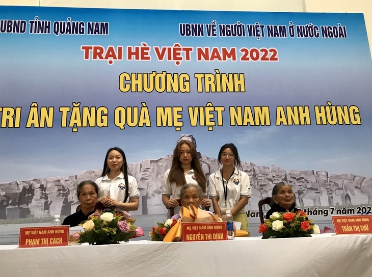 Đại  diện thanh niên kiều bào tặng quà cho các mẹ Việt Nam anh hùng.