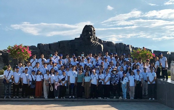 Đoàn Trại hè Việt Nam 2022 chụp ảnh lưu niệm trước quần thể Tượng đài Mẹ Việt Nam anh hùng tỉnh Quảng Nam.
