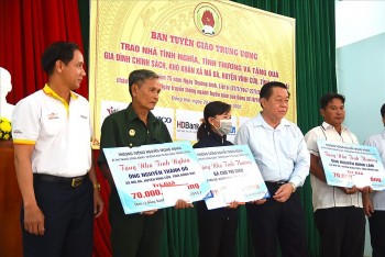 200 hộ dân có hoàn cảnh khó khăn ở Đồng Nai được trao quà tình nghĩa 200 hộ dân có hoàn cảnh khó khăn ở Đồng Nai được trao quà tình nghĩa