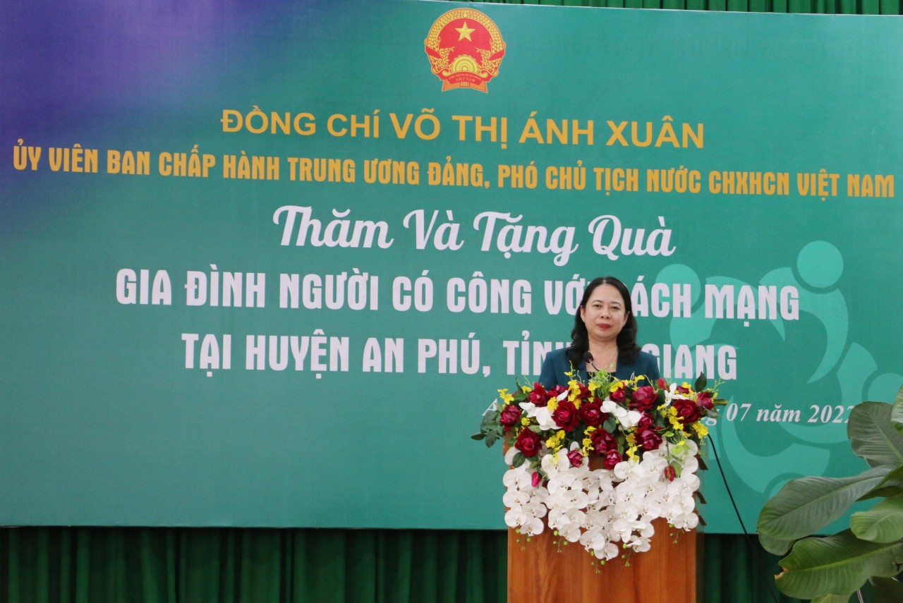 Phó Chủ tịch nước Võ Thị Ánh Xuân thăm và tặng quà gia đình người có công tại An Giang