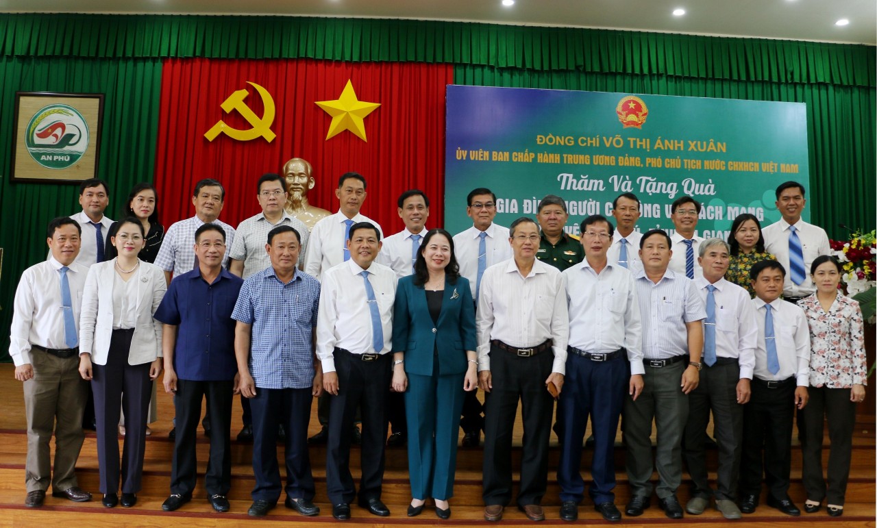 Phó Chủ tịch nước Võ Thị Ánh Xuân thăm và tặng quà gia đình người có công tại An Giang