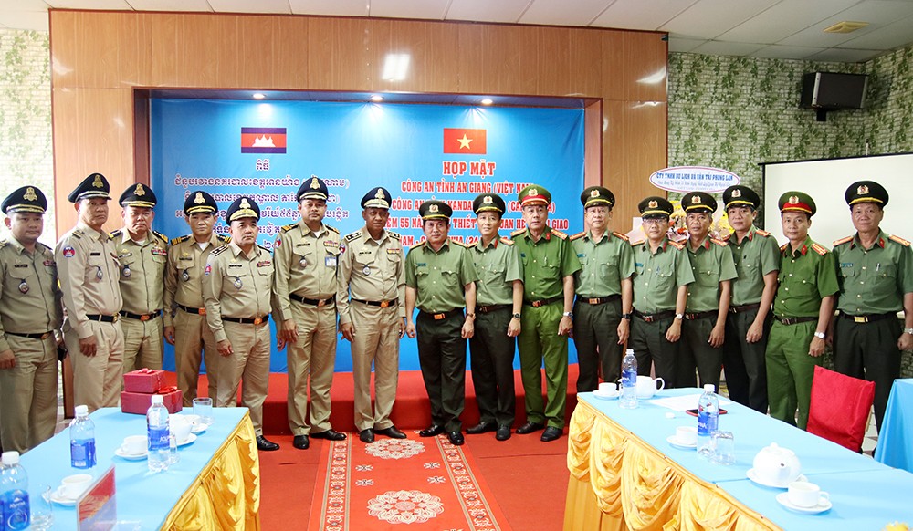 Công an ba tỉnh giáp biên Việt Nam - Campuchia họp mặt, giao lưu ấm tình hữu nghị