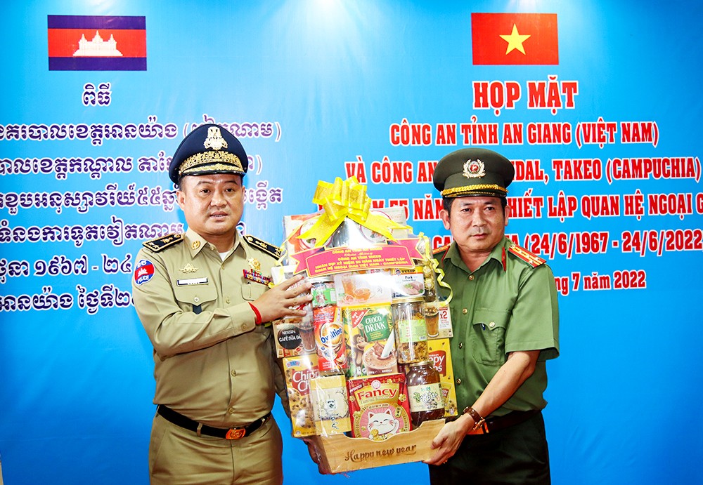 Công an ba tỉnh giáp biên Việt Nam - Campuchia họp mặt, giao lưu ấm tình hữu nghị