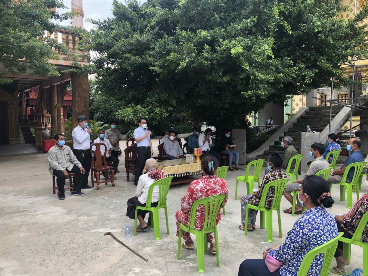 Thứ trưởng Phạm Quang Hiệu thăm, tặng quà cộng đồng người gốc Việt tại tỉnh Kratie (Campuchia)