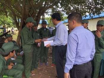 Thứ trưởng Phạm Quang Hiệu thăm, tặng quà cộng đồng người gốc Việt tại tỉnh Kratie (Campuchia)
