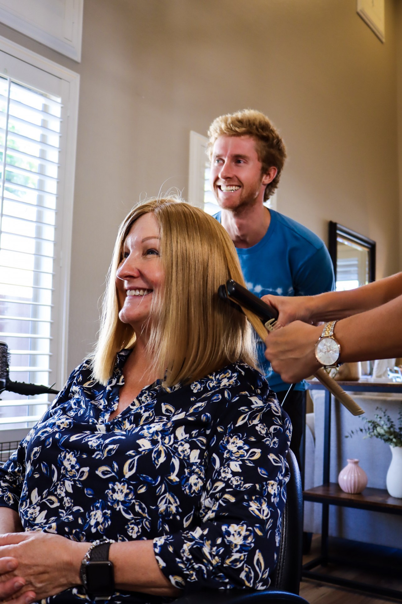 Bà Melanie Shaha hạnh phúc khi được đội mái tóc giả do con trai mình tặng (Ảnh: Mercedes Berg Photography).