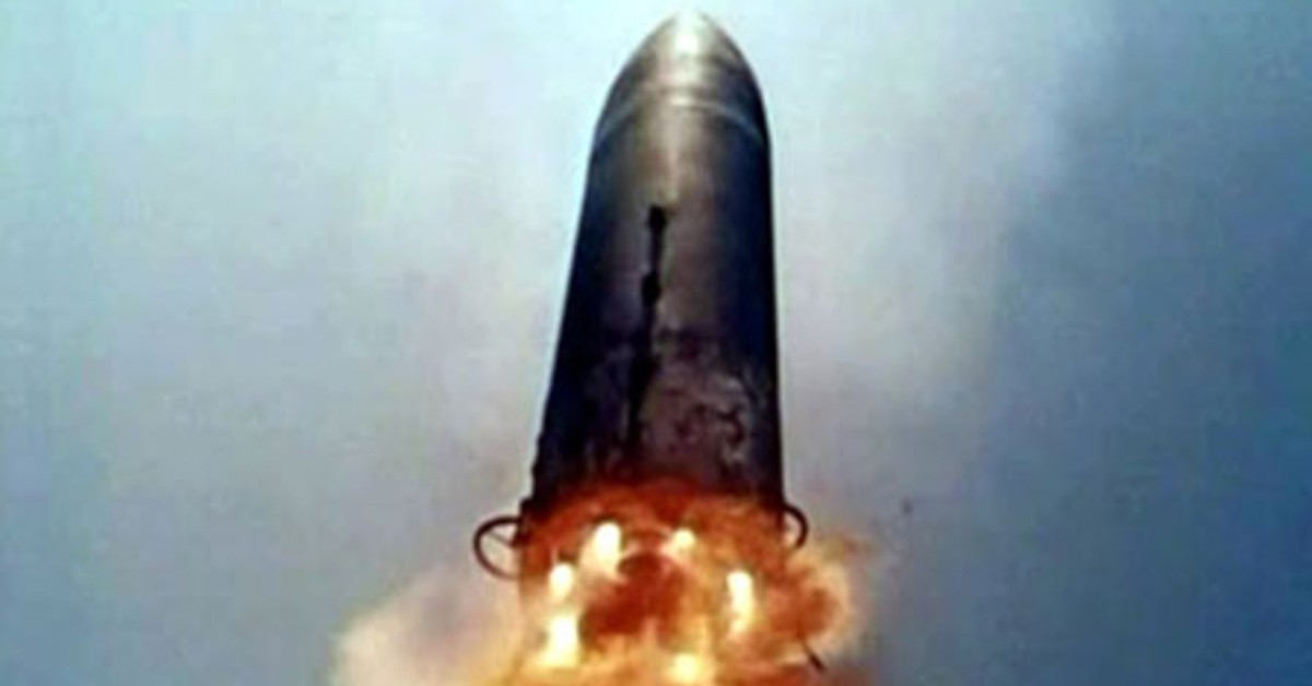 Phần còn lại của tên lửa đang rơi tự do không kiểm soát xuống Trái đất - Ảnh: CB