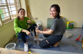 Lưu học sinh Lào hào hứng với môn Vật lý ở Việt Nam