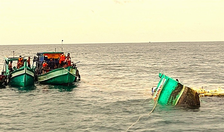 2 tàu cá của ngư dân Cà Mau bị sóng đánh chìm, 1 người chết