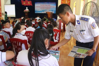 Đoàn viên thanh niên thị trấn Cát Hải (Hải Phòng) học tập về Luật Cảnh sát biển VN