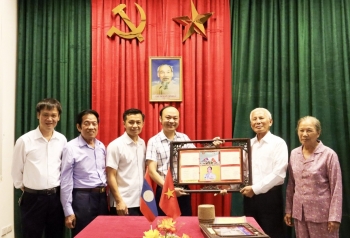 Cựu quân tình nguyện Việt Nam trao tặng Ban Tổ chức cuộc thi 