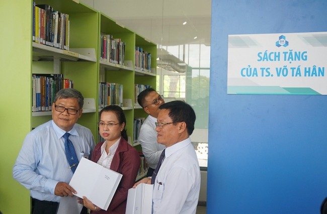 “Books4Vietnam” và hành trình mang sách của TS. Võ Tá Hân