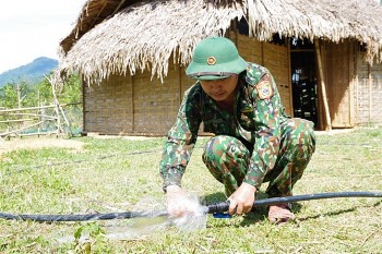 Chiến sĩ quân hàm xanh kéo nước về cho đồng bào biên giới