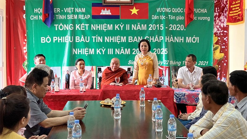 Chủ tịch Hội Hữu nghị Việt Nam - Campuchia Nguyễn Thị Thanh chia sẻ cùng bà con Việt kiều tại Siem Reap.