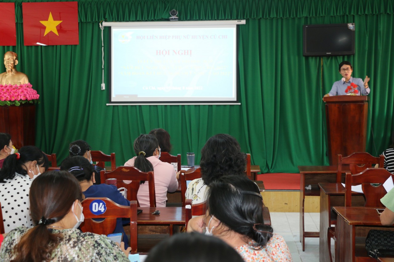 Cán bộ, hội viên phụ nữ Hội Liên hiệp Phụ nữ huyện Củ Chi nghe thông tin về ý nghĩa, tầm quan trọng