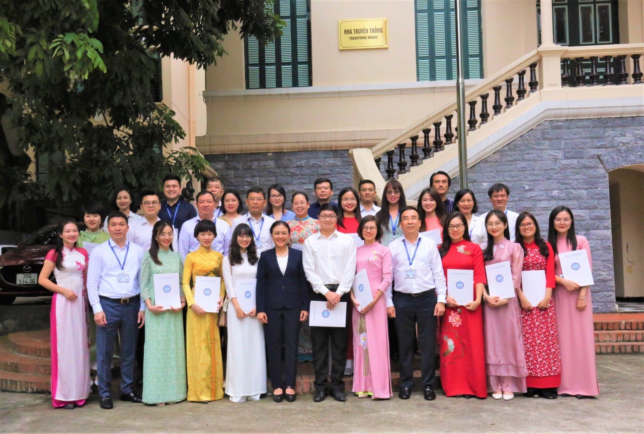 Liên hiệp các tổ chức hữu nghị Việt Nam trao quyết định tuyển dụng 16 công chức mới