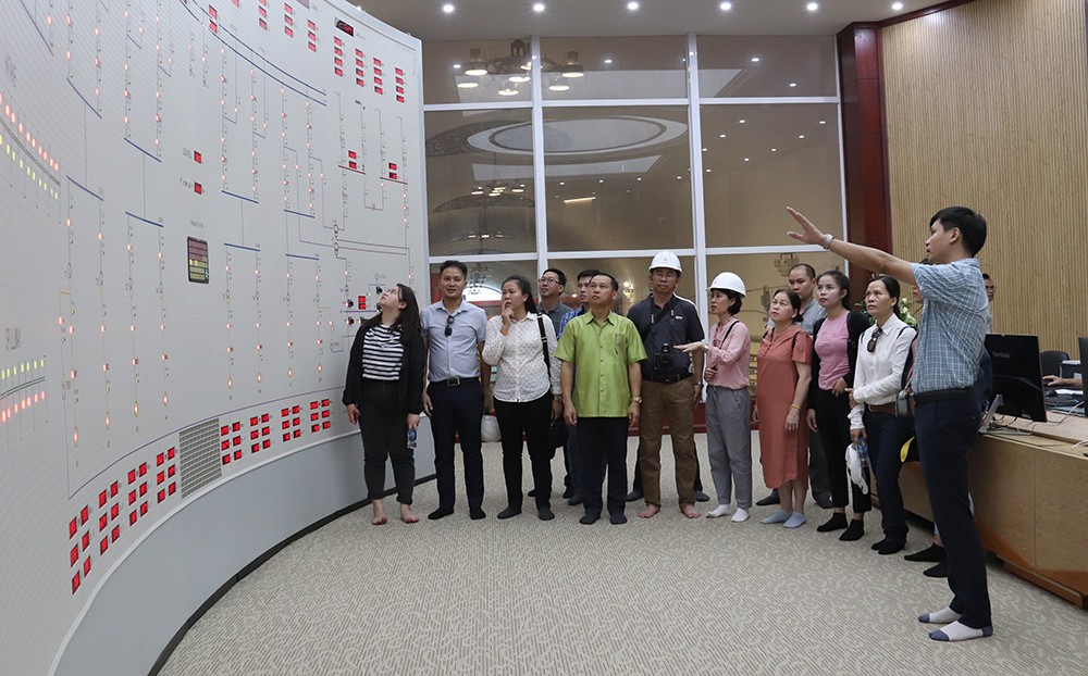 Đoàn công tác của Cục Quản lý an toàn công nghiệp năng lượng (Lào) nghe giới thiệu công tác vận hành Nhà máy Thủy điện Hòa Bình (Ảnh: EVN).
