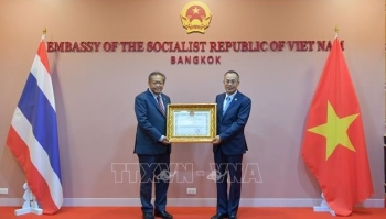 Tặng giấy khen cho các cá nhân có nhiều đóng góp cho quan hệ Việt Nam - Thái Lan