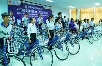 Cần Thơ: 67 học sinh hoàn cảnh khó khăn được tặng xe đạp
