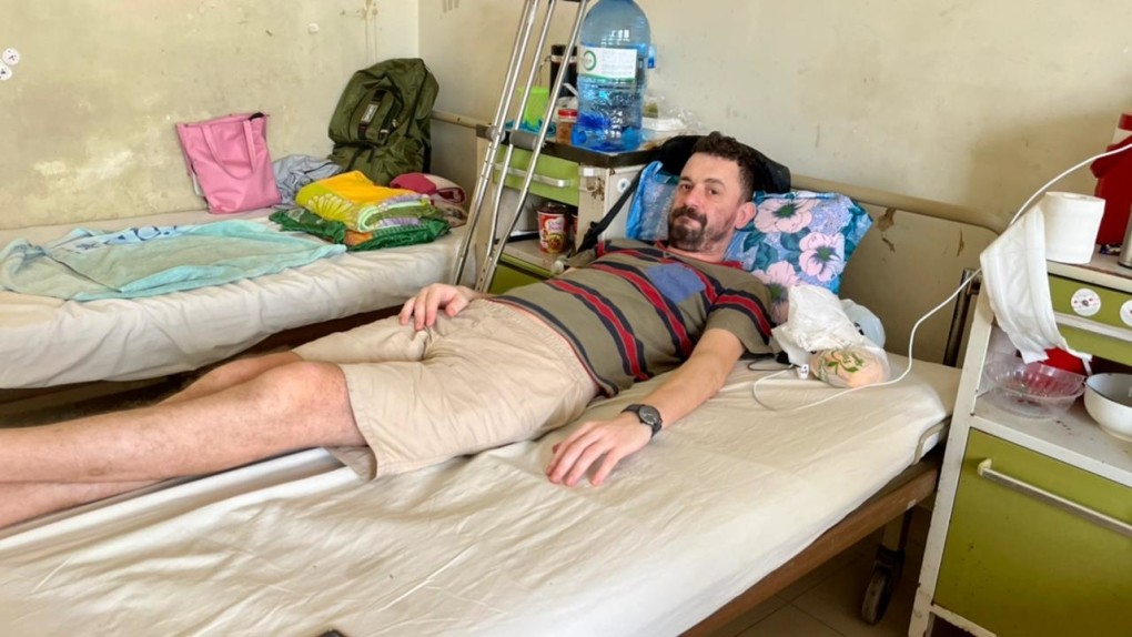 Roman Borodachev đang nằm chờ điều trị tại Bệnh viện đa khoa tỉnh Khánh Hòa, chiều 6/8. Ảnh: Bùi Toàn