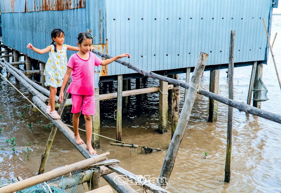 Xóm đảo mùa dông gió