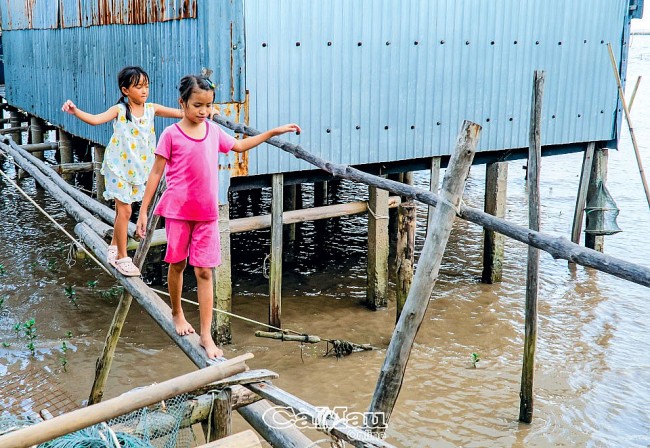 Xóm đảo mùa dông gió