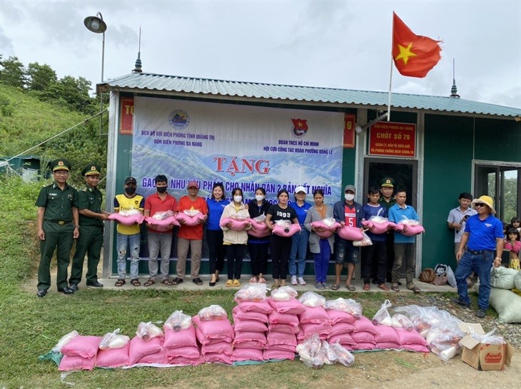 Đại diện Đồn Biên phòng Ba Nang và Hội cựu công tác Đoàn phường Đông Lễ, thành phố Đông Hà, Quảng Trị trao tặng quà cho nhân dân bản Sa Trầm và bản A Xóc. Ảnh: Phước Trung