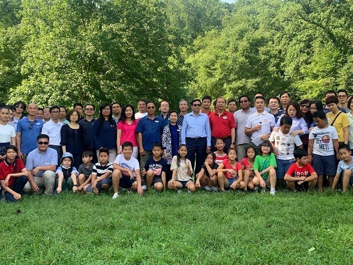 Đông đảo cán bộ, nhân viên và thành viên gia đình Đại sứ quán Việt Nam và Đại sứ quán Lào tại Hoa Kỳ tham gia buổi giao lưu.