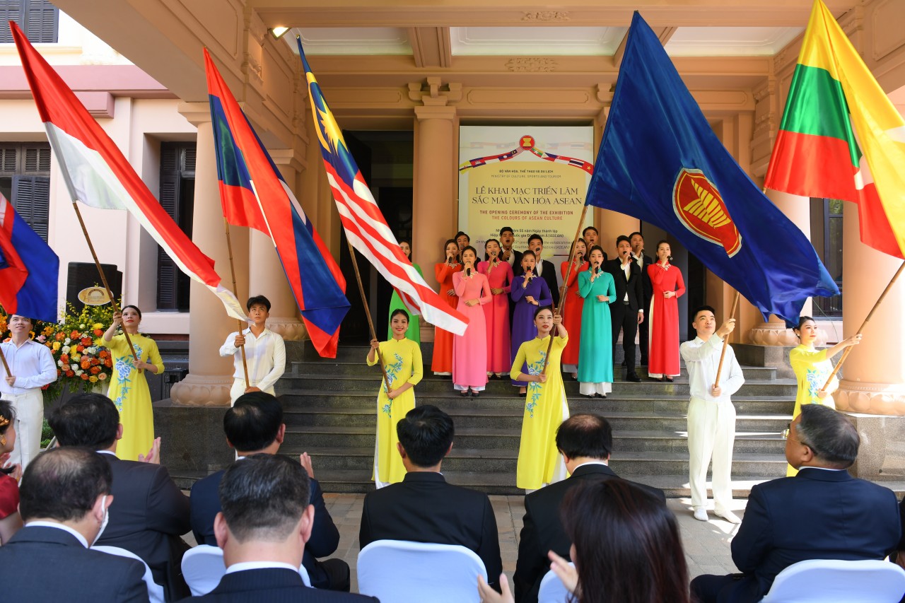 Khai mạc triển lãm 'Sắc màu văn hóa ASEAN'