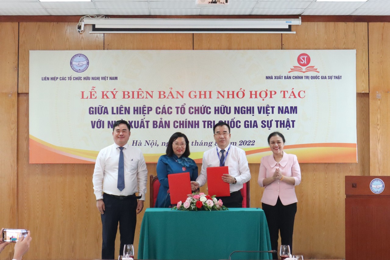 Đại diện Liên hiệp các tổ chức hữu nghị Việt Nam và Nhà xuất bản Chính trị Quốc gia Sự thật ký kết Bản ghi nhớ (Ảnh: Hạnh Trần).