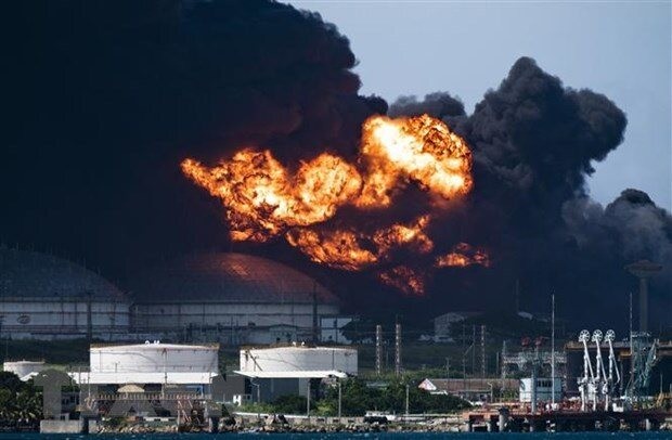 Đám cháy bể chứa dầu tại kho nhiên liệu ở thành phố Matanzas, Cuba (Ảnh: AFP).