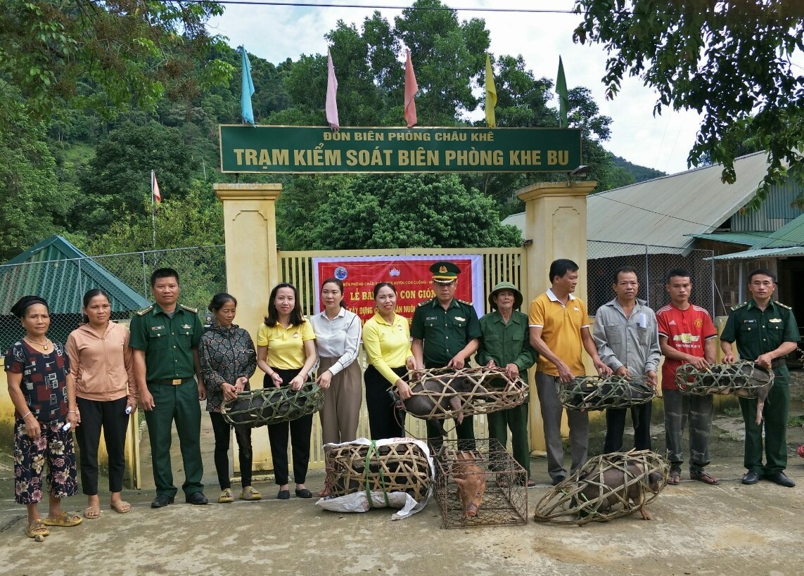 Tặng lợn giống cho các hộ nghèo khu vực biên giới