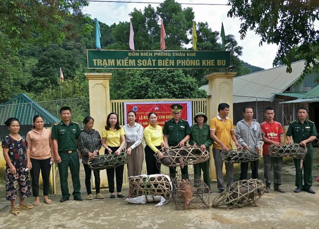 Tặng lợn giống cho các hộ nghèo khu vực biên giới