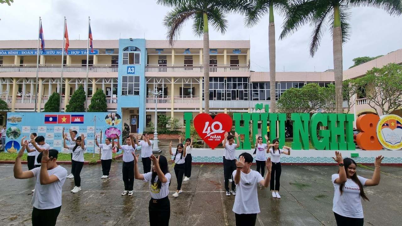 Trường Hữu nghị 80 tổ chức chuỗi hoạt động vun đắp tình hữu nghị 3 nước Việt - Lào - Campuchia