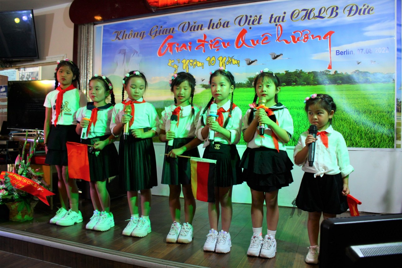 Các cháu thiếu nhi biểu diễn trong chương trình Không gian văn hóa Việt tại Đức lần thứ 10 (Ảnh: BTC).