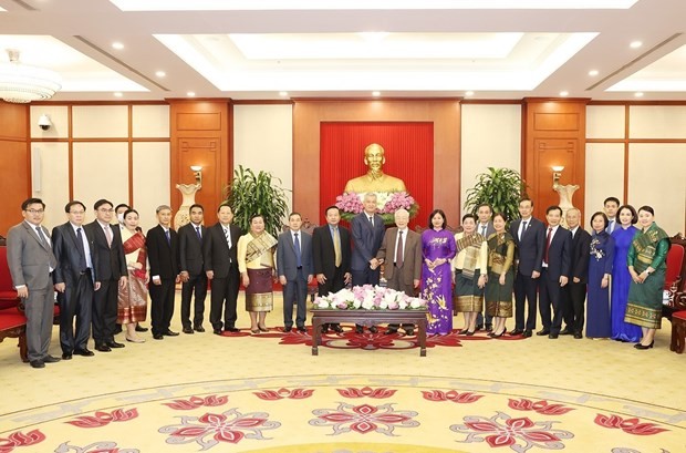 Tổng Bí thư Nguyễn Phú Trọng và đồng chí Anouphap Tounalom cùng các đại biểu chụp ảnh chung. (Ảnh: Trí Dũng/TTXVN)