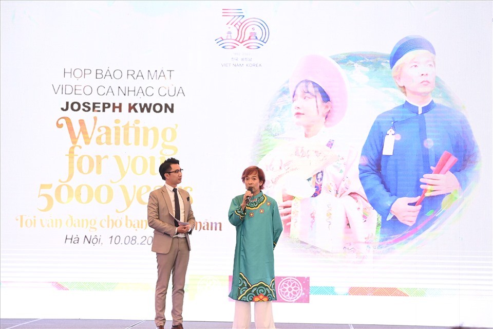 Ca sĩ/nhạc sĩ Joseph Kwon chia sẻ về MV ca nhạc của mình và những tình cảm dành cho đất nước, con người Việt Nam. Ảnh: VGP