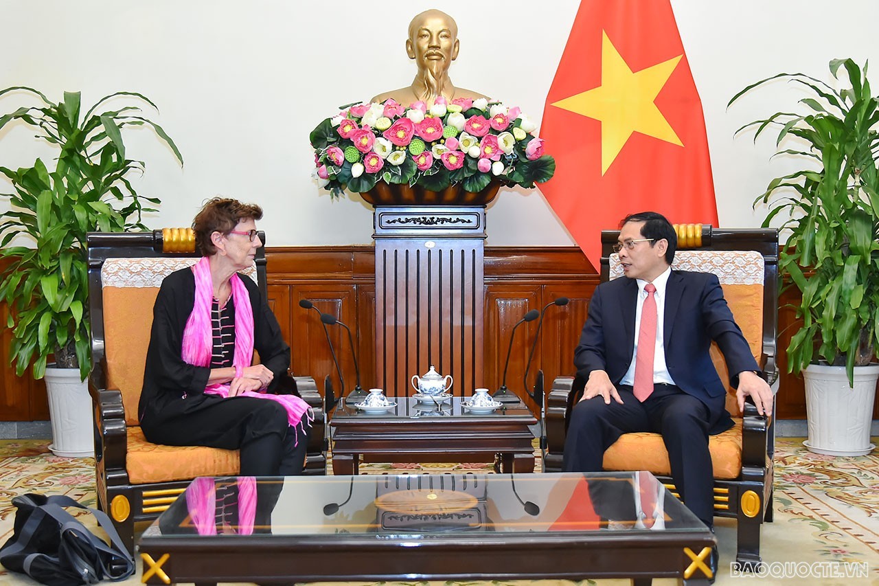 Tiếp Đại sứ Na Uy Grete Lochen chào từ biệt, Bộ trưởng Bùi Thanh Sơn đề nghịNa Uy thúc đẩy tiến độ đàm phán, ký kết Hiệp định FTA giữa Việt Nam và khối EFTA. (Ảnh: Tuấn Anh)