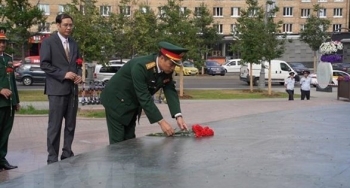 Đoàn QĐND Việt Nam tham gia Army Games 2022 dâng hoa tại tượng đài Bác Hồ ở Moscow