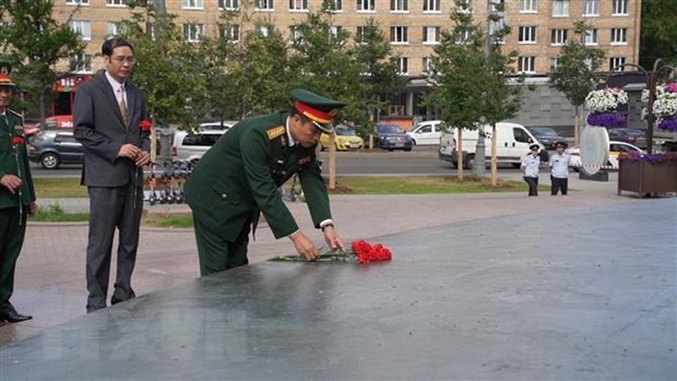Đại tá Tạ Quang Thảo, Phó Cục trưởng Cục Quân huấn, Bộ Tổng Tham mưu Quân đội Nhân dân Việt Nam dâng hoa tại Tượng đài Chủ tịch Hồ Chí Minh ở thủ đô Moskva, Liên bang Nga. (Ảnh: Duy Trinh/TTXVN)