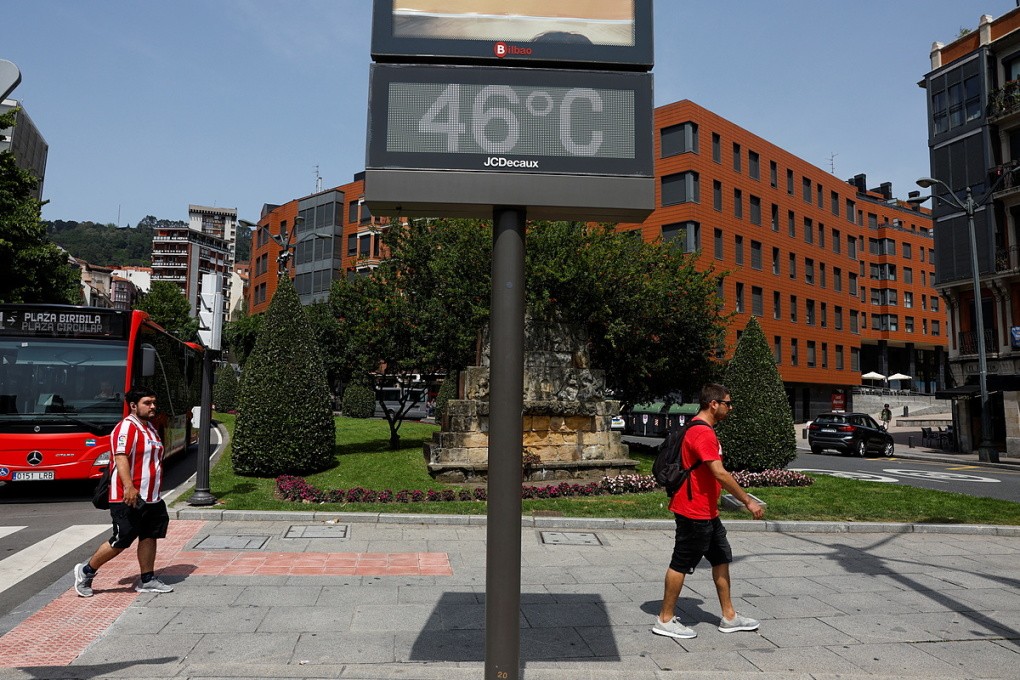 Châu Âu đang trải qua đợt nắng nóng kỷ lục kéo dài. Trong ảnh, Người dân đi qua một biển báo nhiệt độ 46 độ C tại Bilbao, Tây Ban Nha ngày 17/6. Ảnh: Reuters.