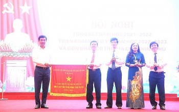 Sở GD&ĐT tỉnh Phú Thọ nhận Cờ đơn vị thi đua xuất sắc của Chính phủ
