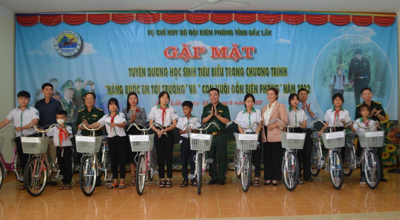 Trao học bổng, xe đạp cho học sinh khó khăn ở biên giới tỉnh Đắk Lắk